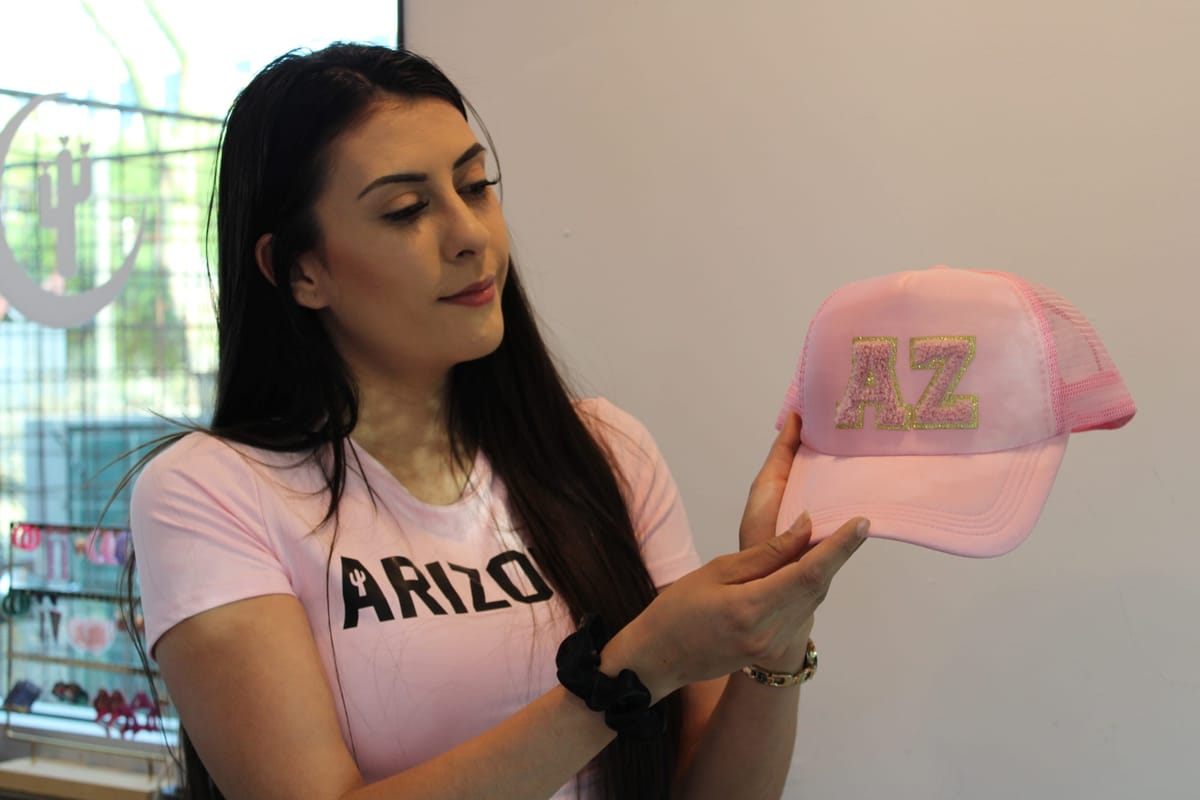 Exalumna de Tucson High crea espacio para estilo chicano y artistas locales