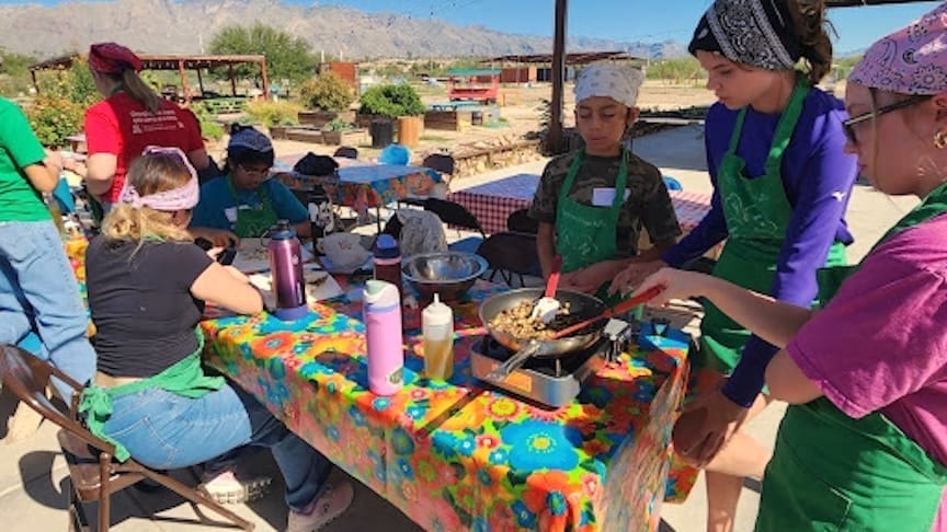 Jóvenes exploran soluciones para el desperdicio de alimentos a Tucson Village Farm