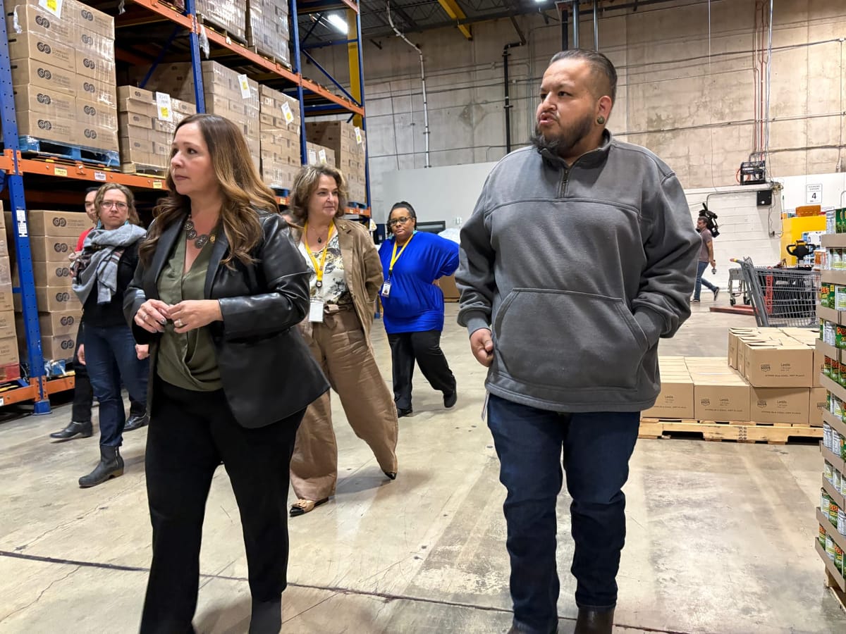 Grijalva visita banco de alimentos ante recortes