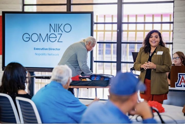 Emprendedora de Pascua Yaqui empodera a dueños de negocios indígena a través de educación tecnológica