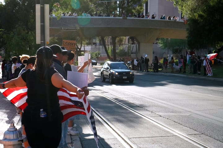 Calor en aumento, voces alzadas durante semana de protestas en Tucson