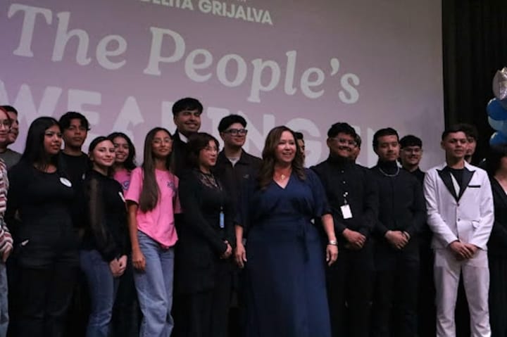 Grijalva regresa a la preparatoria Pueblo para la ceremonia de juramento de bienvenida