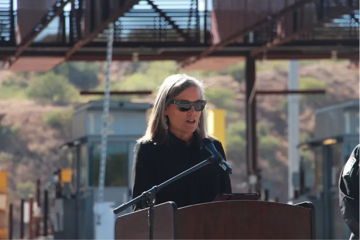 La gobernadora Hobbs habla sobre seguridad fronteriza durante su visita a Nogales