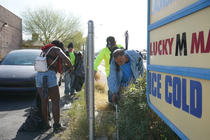 Programa en Sur Tucson empodera a personas sin hogar en paisajismo