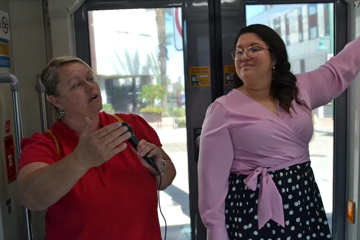 En movimiento: Sesiones en el tranvía destacan rol del transporte público en el crecimiento de Tucson