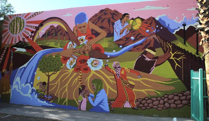 Artistas develan mural que conecta luchas por liberación a través de fronteras
