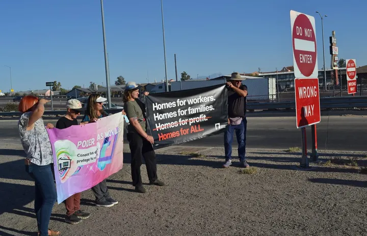Sindicato de inquilinos protesta para “desalojar” a propietario de Sur Tucson por condiciones inseguras