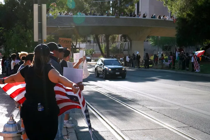 Calor extremo provoca protestas durante semana en Tucson