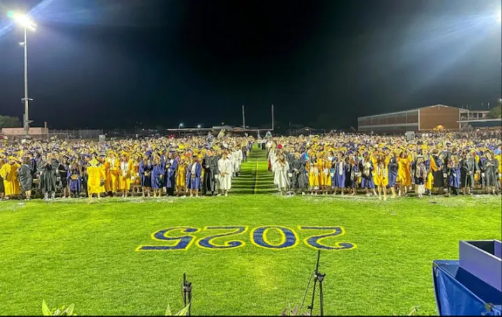 Estudiantes de Flowing Wells trazan caminos tras la preparatoria