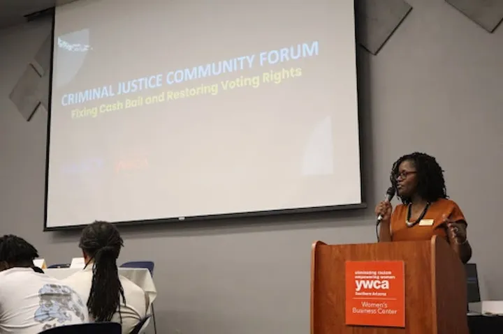 Reformas de fianzas y voto dominan panel en Tucson