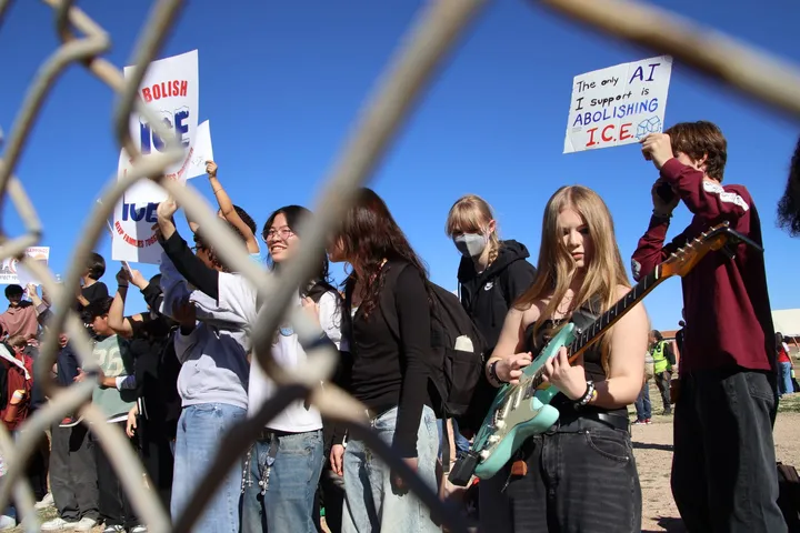 Estudiantes y activistas protestan contra ICE en todo Tucson